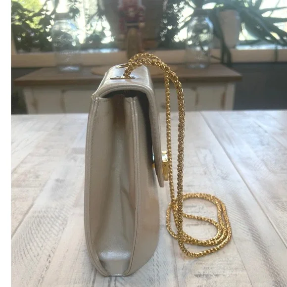 A vintage Frenchy of California cream leather shoulder bag with gold chain. - Picture 7 of 10